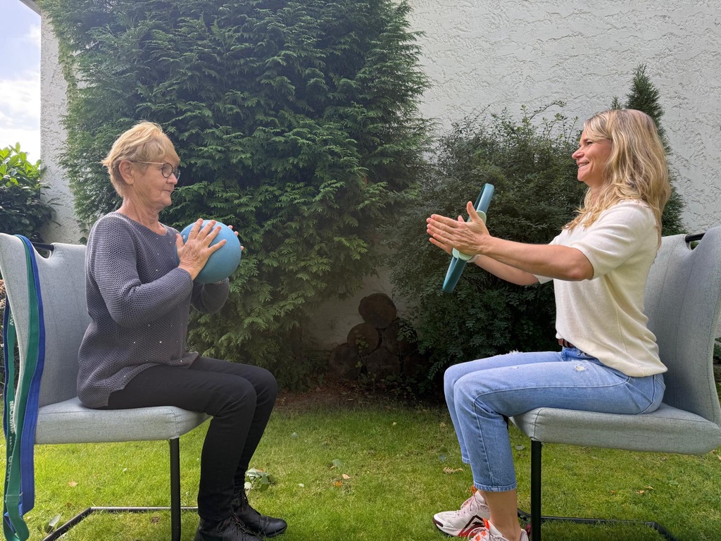 Gemeinsame Bewegungsübungen im Garten
