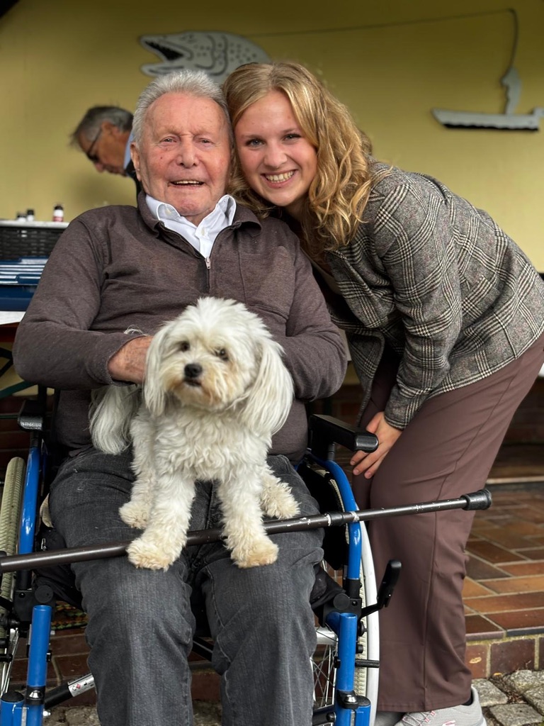 Kunde mit Hund und Alltagsbegleiterin