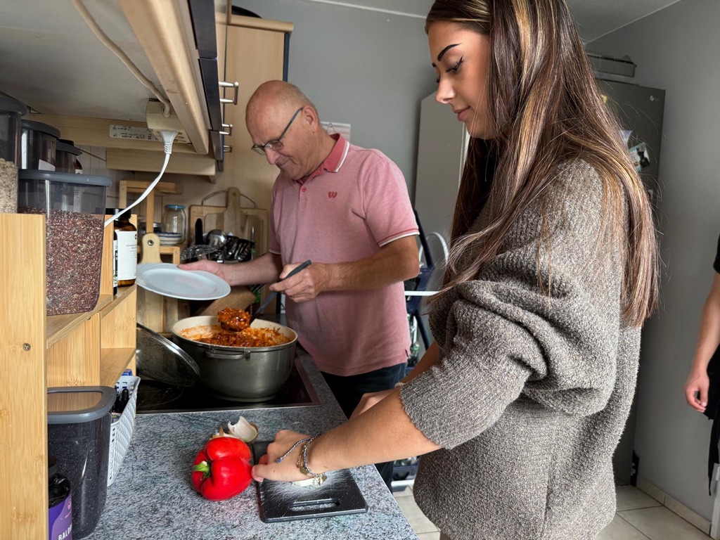 Gemeinsam kochen in der Küche
